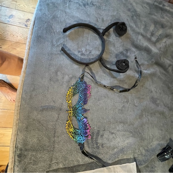 Butterfly Wing Pattern Cape - Picture 3 of 4